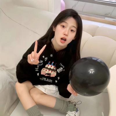 坐在酒吧里吃蛋糕